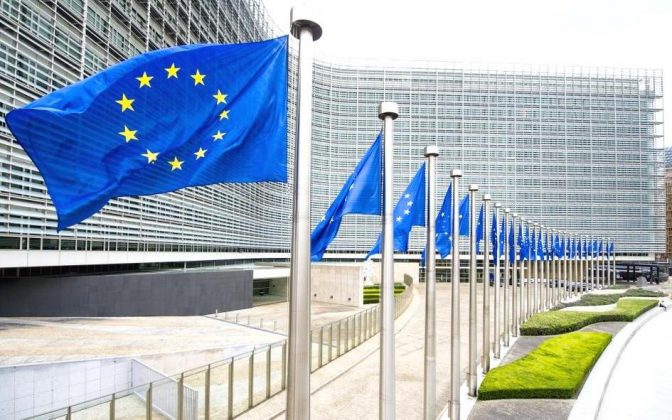 EU si zajistila 1,8 mld. dávek Comirnaty, s AstraZenekou ...